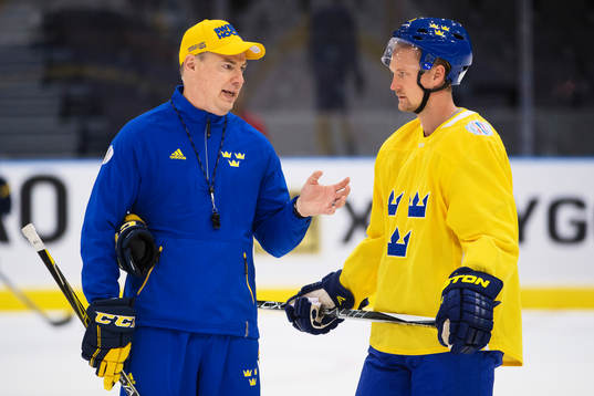 Förbundskapten Rikard Grönborg i samtal med Anton