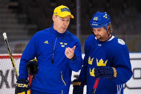 Förbundskapten Rikard Grönborg i samtal med Erik Karlsson