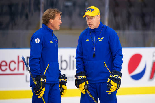 Assisterande tränare Johan Garpenlöv i samtal med