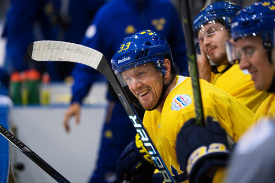 Henrik Sedin skrattar