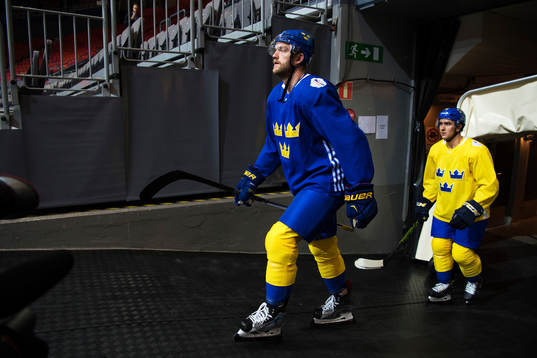 Mattias Ekholm och Mikael Backlund på väg in till