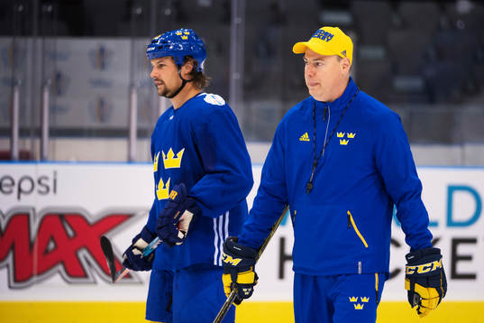 Erik Karlsson och förbundskapten Rikard Grönborg