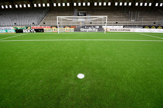 Straffpunkt och fotbollsmål på Borås arena innan