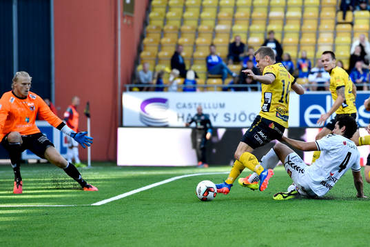 Elfsborgs Viktor Claesson mot Kalmars målvakt Ole