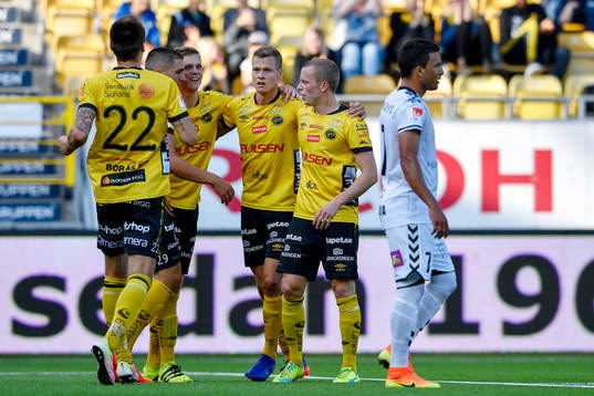 Elfsborgs Viktor Claesson jublar med lagkamrater