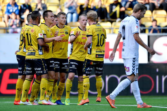 Elfsborgs Viktor Claesson jublar med lagkamrater