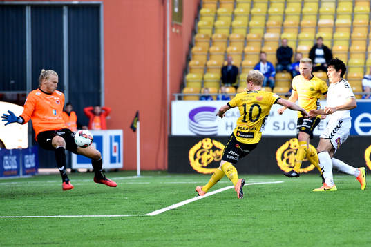 Kalmars målvakt Ole Söderberg räddar ett friläge från