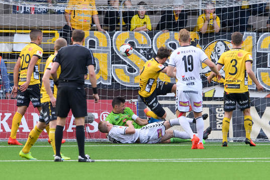 Kalmars Tobias Eriksson (liggandes) gör 0-1