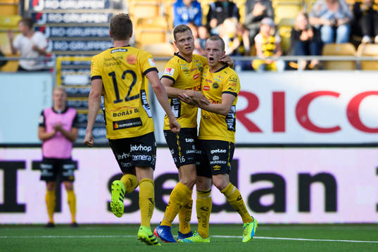 Elfsborgs Viktor Claesson (mitten) jublar