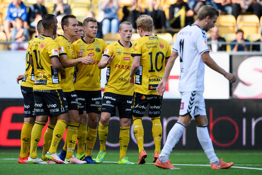 Elfsborgs Viktor Claesson (mitt i bild) jublar