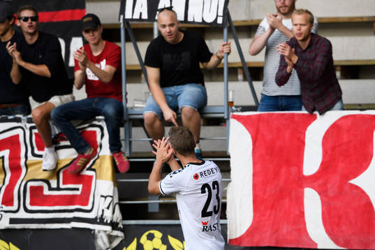 Kalmars Viktor Elm applåderar publiken