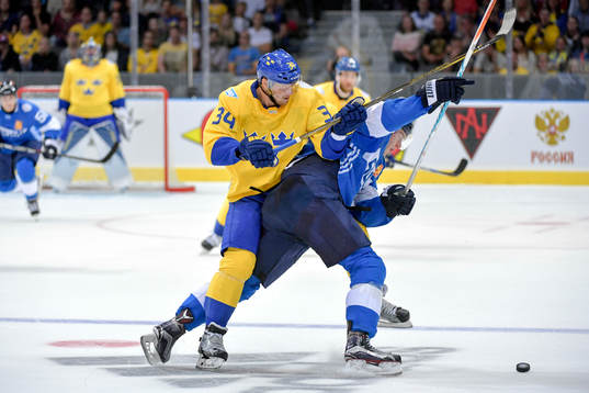 Sveriges Carl Söderberg och Finlands målvakt Pekka Rinne