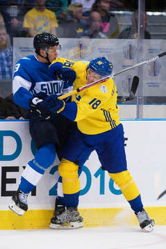 Finlands Olli Määttä blir tacklad av Sveriges Jakob