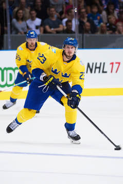 Sveriges Oliver Ekman Larsson framför Erik Karlsson