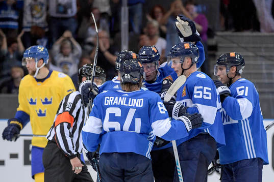 Finlands Rasmus Ristolainen jublar med lagkamrater