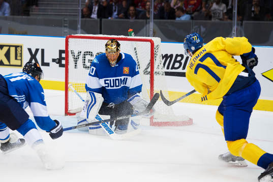 Sveriges Victor Hedman skjuter utanför Finlands målvakt