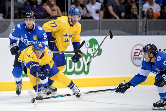 Sveriges Carl Hagelin slänger sig