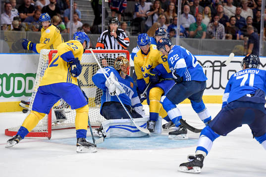 Sveriges Daniel Sedin och Anton Strålman oroar framför
