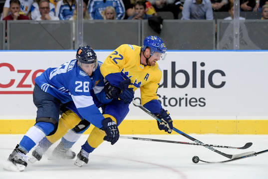 Finlands Lauri Korpikoski och Sveriges Daniel Sedin