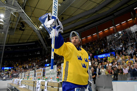 Sveriges målvakt Henrik Lundqvist tackar publiken