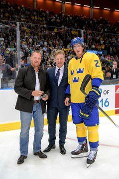 Calle Johansson och Daniel Alfredsson delar ut priset till