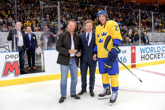 Calle Johansson och Daniel Alfredsson delar ut priset till