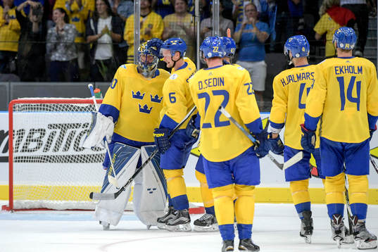 Sveriges målvakt Henrik Lundqvist kramas om