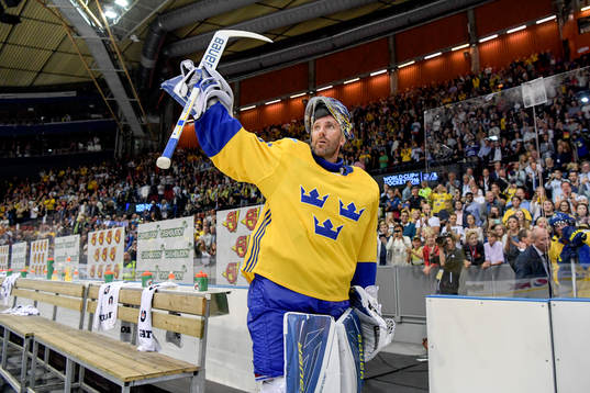 Sveriges målvakt Henrik Lundqvist tackar publiken