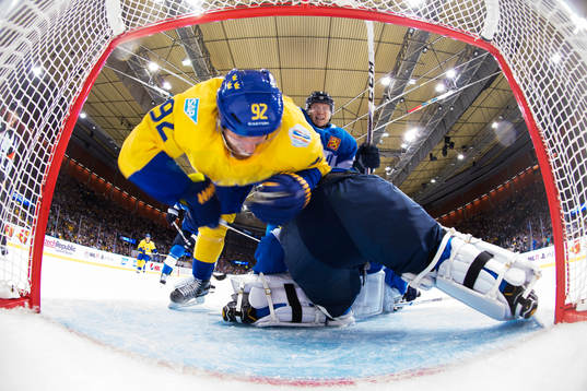 Sveriges Gabriel Landeskog trycks in i målet av Finlands