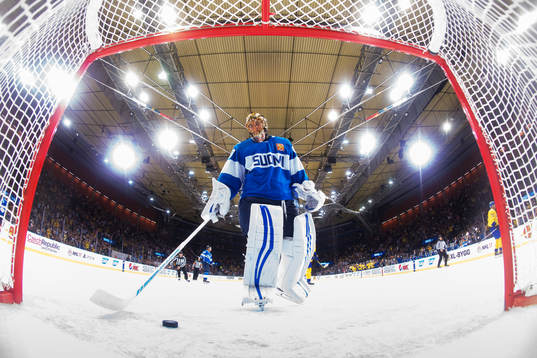 Finlands målvakt Tuukka Rask deppar