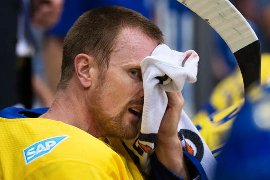 Sveriges Daniel Sedin blöder