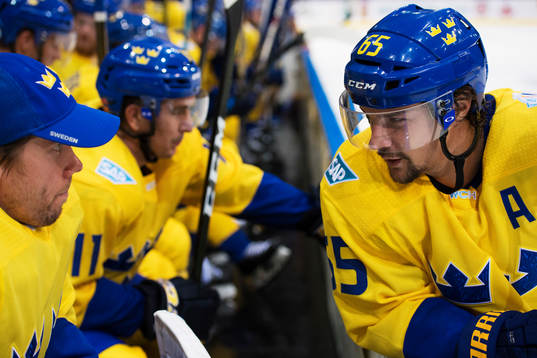 Sveriges målvakt Jacob Markström pratar med Erik Karlsson