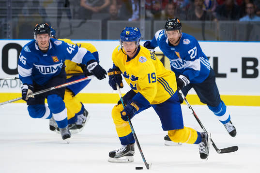 Sveriges Nicklas Bäckström framför Finlands Sami Vatanen