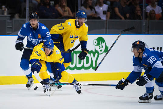 Sveriges Carl Hagelin och Victor Hedman utmanas av Finlands