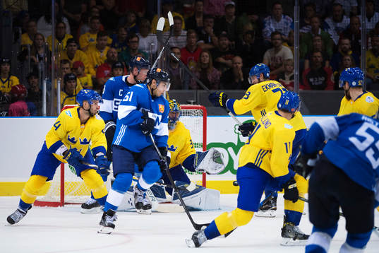 Oroligt framför Sveriges målvakt Henrik Lundqvist