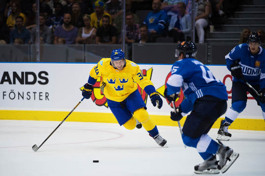 Sveriges Carl Söderberg jagar pucken