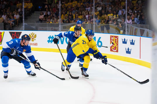 Finlands Mikko Koivu och Olli Määttä utmanas av Sveriges