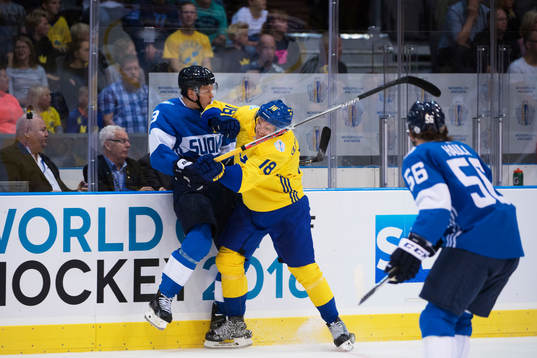 Finlands Olli Määttä tacklas av Sveriges Jakob