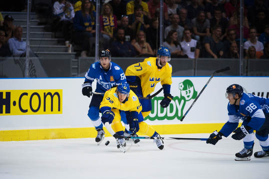 Finlands Valtteri Filppula och Teuvo Teräväinen utmanas