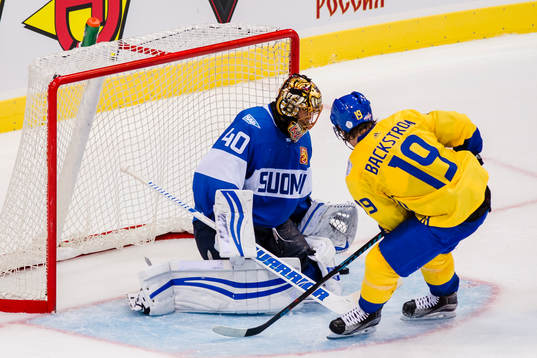 Sveriges Nicklas Bäckström ser pucken gå in bakom