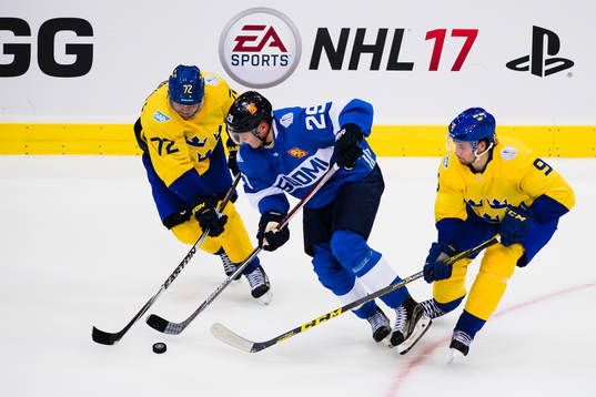 Sveriges Patric Hörnqvist och Filip Forsberg försvarar
