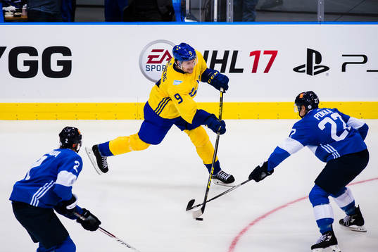 Sveriges Filip Forsberg skjuter mot Finlands Ville Pokka
