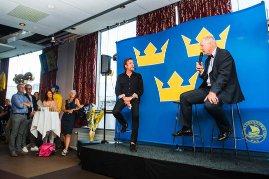 Åke Unger (till vänster) pratar med Thommie Bergman