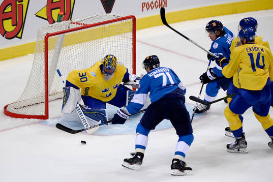 Sveriges målvakt Henrik Lundqvist räddar framför