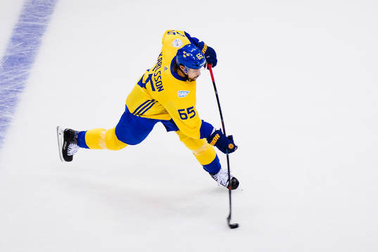 Sveriges Erik Karlsson skjuter