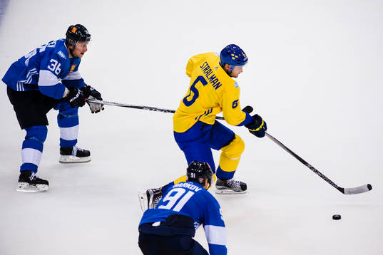 Finlands Jussi Jokinen och Aleksander Barkov jagar Sveriges