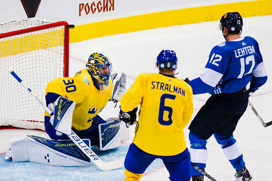 Sveriges Anton Strålman och Jori Lehterä ser pucken ta i