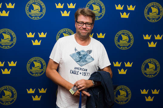 poserar för ett porträtt