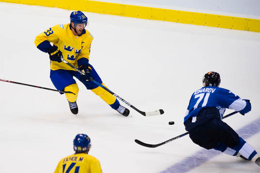 Sveriges Henrik Sedin och Finlands Leo Komarov