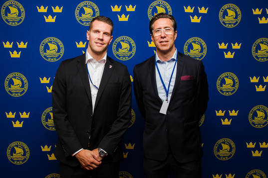 poserar för ett porträtt